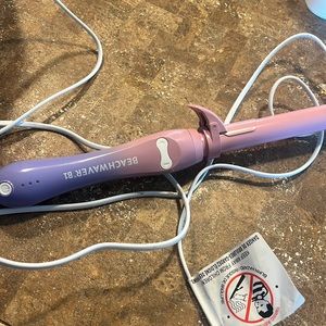 Beachwaver B1 1 inch barrel. Used twice wasn’t for me!